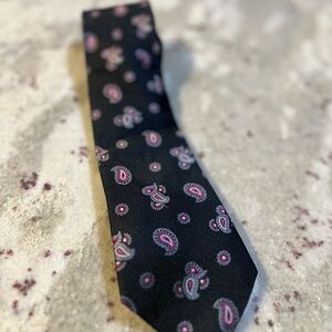 Roundtree & Yorke Black Tie with Pink Paisley